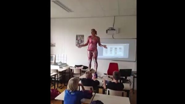 Anatomy Teacher Strips Down To Muscluar Clothes To Teach Her Students Lesson - Sputnik International
