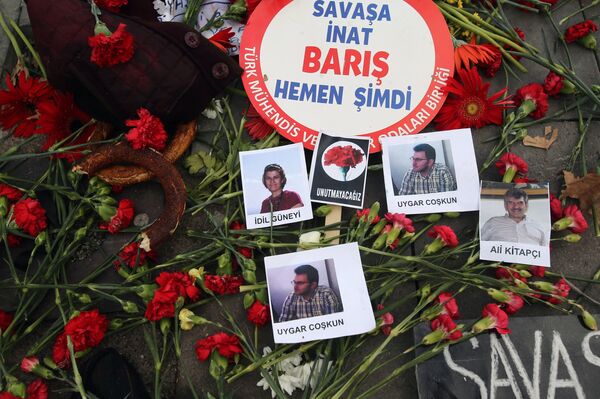 This photo taken on October 12, 2015 shows pieces of the traditional bread simits, a banner reading 'Peace Now' , and photos of victims at the site of the October 10 bombings in Ankara This photo taken on October 12, 2015 shows pieces of the traditional bread simits, a banner reading 'Peace Now' , and photos of victims at the site of the October 10 bombings in Ankara - Sputnik International