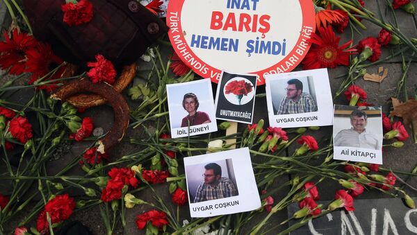 This photo taken on October 12, 2015 shows pieces of the traditional bread simits, a banner reading 'Peace Now' , and photos of victims at the site of the October 10 bombings in Ankara - Sputnik International