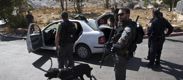 Israeli border policemen check a Palestinian car at a checkpoint in Jabel Mukaber, in an area of the West Bank that Israel captured in a 1967 war and annexed to the city of Jerusalem October 14, 2015 Israeli border policemen check a Palestinian car at a checkpoint in Jabel Mukaber, in an area of the West Bank that Israel captured in a 1967 war and annexed to the city of Jerusalem October 14, 2015 - Sputnik International