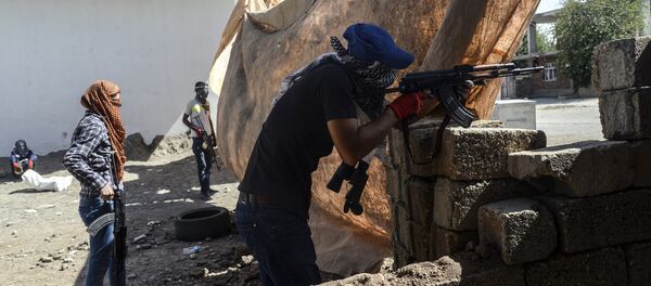 Armed Kurdish militants of the Kurdistan Workers' Party (PKK) stand behind a barricade of concrete blocks during clashes with Turkish forces on September 28, 2015, at Bismil, in Diyarbakir Armed Kurdish militants of the Kurdistan Workers' Party (PKK) stand behind a barricade of concrete blocks during clashes with Turkish forces on September 28, 2015, at Bismil, in Diyarbakir - Sputnik International