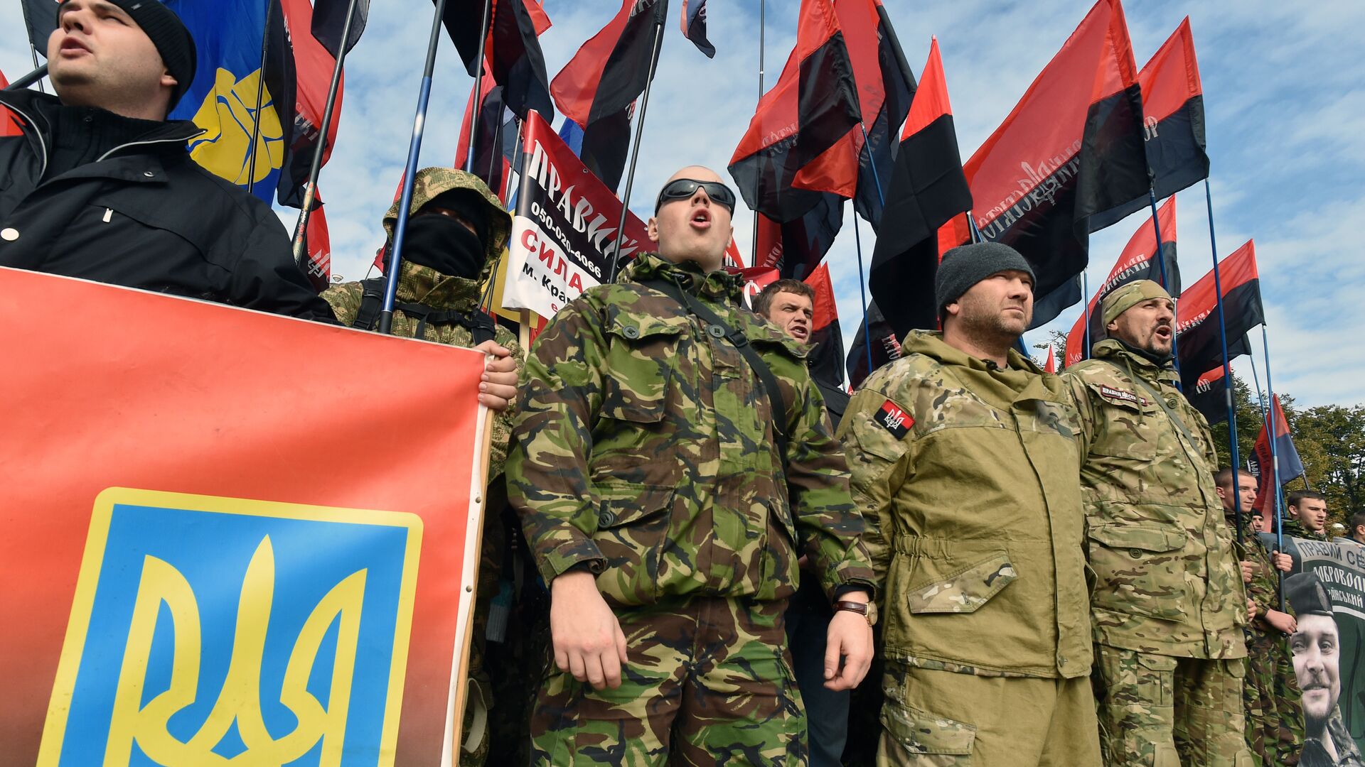 Members of far right movement Right Sector and supporters of nationalists parties wave flags as they attend a rally in Kiev on October 14, 2015 - Sputnik International, 1920, 03.05.2022