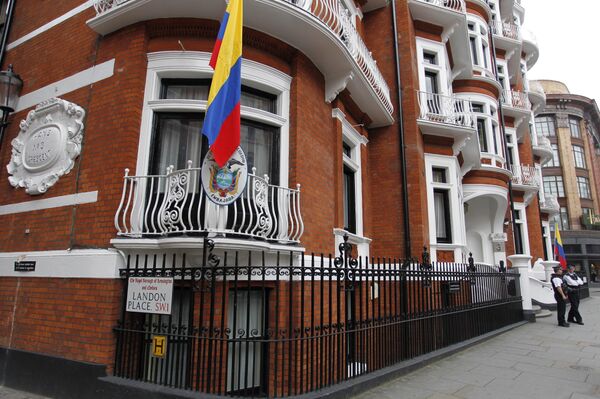 British police officers stand guard at the Ecuadorian Embassy in central London, Wednesday, Aug. 15, 2012. British police officers stand guard at the Ecuadorian Embassy in central London, Wednesday, Aug. 15, 2012. - Sputnik International
