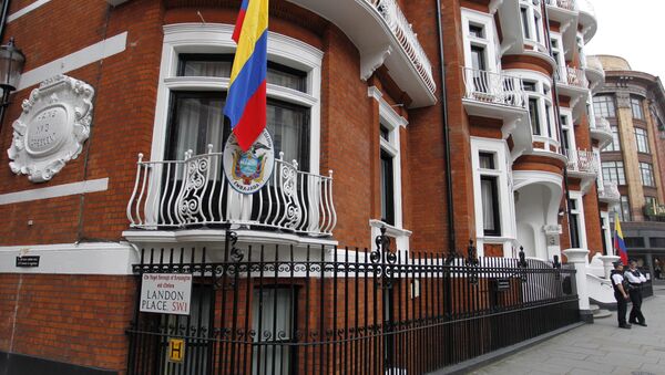 British police officers stand guard at the Ecuadorian Embassy in central London, Wednesday, Aug. 15, 2012. - Sputnik International