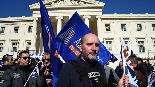 Policemen demonstrate to call for better working conditions, a week after a policeman was seriously injured during a shooting in a Paris suburb, on October 14, 2015 in front of the Marseille courthouse - Sputnik International
