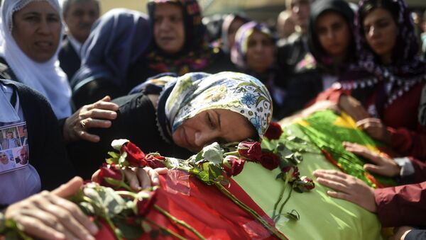 Relatives mourn near the coffin of a victim of the twin bombings in Ankara, during the funeral in Istanbul on October 12, 2015 - Sputnik International
