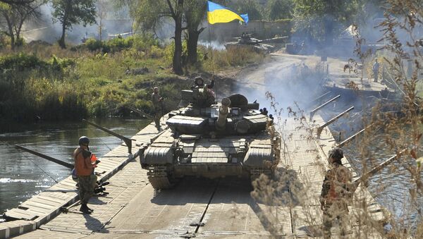 Tanks of the Ukrainian armed forces make a crossing during a withdrawal near the village of Nyzhnje in Luhansk region, Ukraine, October 5, 2015 - Sputnik International