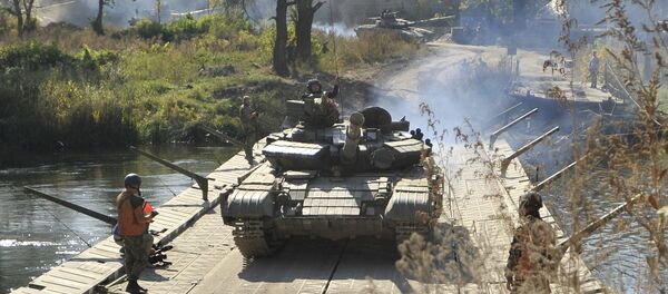 Tanks of the Ukrainian armed forces make a crossing during a withdrawal near the village of Nyzhnje in Luhansk region, Ukraine, October 5, 2015 - Sputnik International