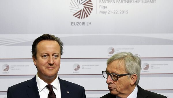 British Prime Minister David Cameron, left, stands with European Commission President Jean-Claude Juncker during arrivals at the Eastern Partnership summit in Riga, on Friday, May 22, 2015. - Sputnik International