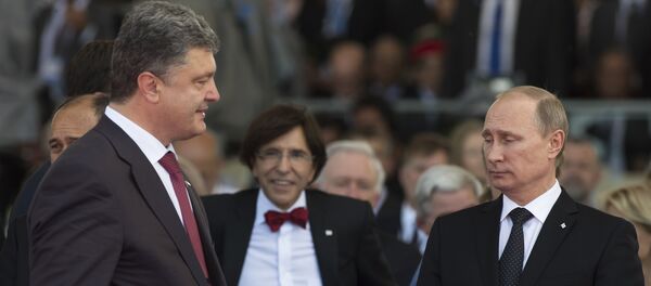 Ukraine's President-elect Petro Poroshenko (L) walks past Russia's President Vladimir Putin (R) during an international D-Day commemoration ceremony on the beach of Ouistreham, Normandy, on June 6, 2014 - Sputnik International