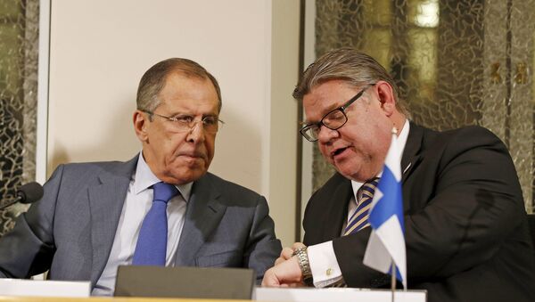 Russia's Foreign Minister Sergei Lavrov (L) and Finland's Foreign Minister Timo Soini talk during a news conference after their bilateral meeting at Oulu City Hall, October 14, 2015 - Sputnik International
