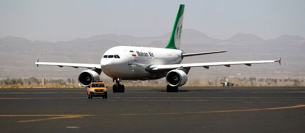 An airplane of Mahan Air sits at the tarmac after landing at Sanaa International Airport in the Yemeni capital on March 1, 2015 - Sputnik International