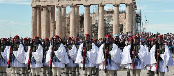 Greek Evzoni presidental guards attend the hoisting of the Greek flag ceremony atop the ancient Acropolis on October 12, 2015, marking the anniversary of the liberation of Athens from the German Nazi occupation in 1944. - Sputnik International