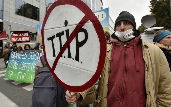 Protestors demonstrate against the free trade agreements TTIP (Transatlantic Trade and Investment Partnership) and CETA (Comprehensive Economic and Trade Agreement) during an EU summit in Brussels, Belgium on Thursday, Oct. 15, 2015 - Sputnik International