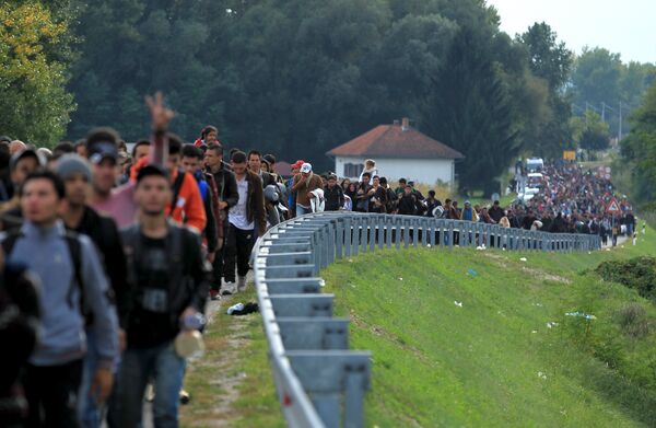 Migrants walk towards the Hungarian border after arriving at the train station in Botovo, Croatia October 6, 2015 Migrants walk towards the Hungarian border after arriving at the train station in Botovo, Croatia October 6, 2015 - Sputnik International