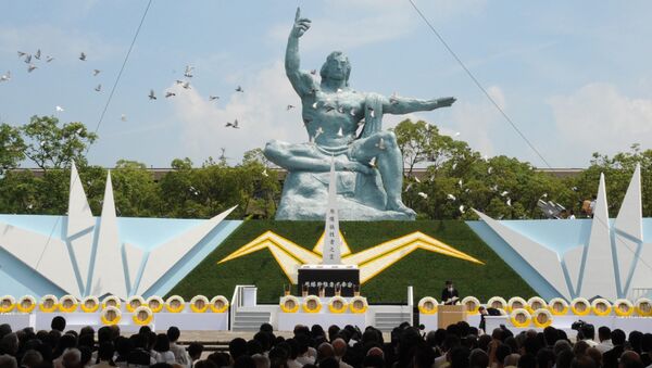 Doves fly over the Peace Statue during a memorial ceremony to mark the 70th anniversary of the atomic bombing of Nagasaki on August 9, 2015 - Sputnik International