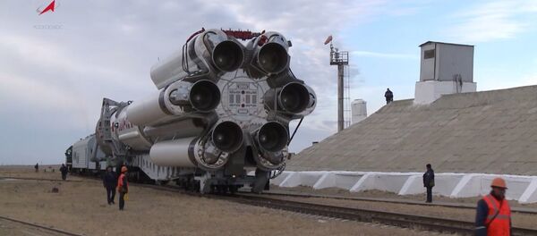 Proton-M Rocket Moved to a Launch Pad - Sputnik International