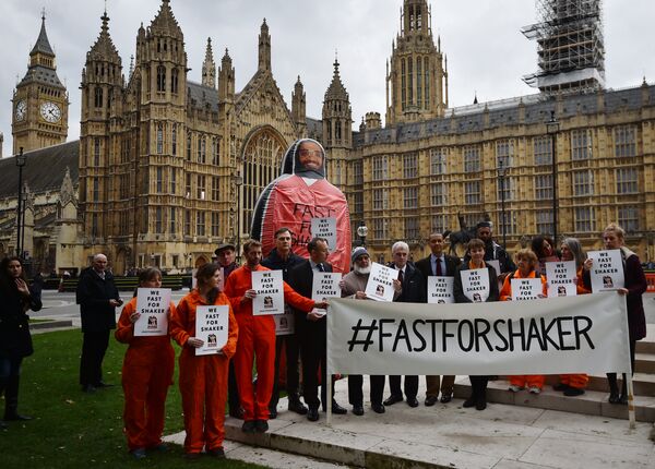 British Labour party Shadow Chancellor John McDonnell (C) stands with supporters at a rally in central London, on October 15, 2015 launching 'Fast For Shaker'. British Labour party Shadow Chancellor John McDonnell (C) stands with supporters at a rally in central London, on October 15, 2015 launching 'Fast For Shaker'. - Sputnik International