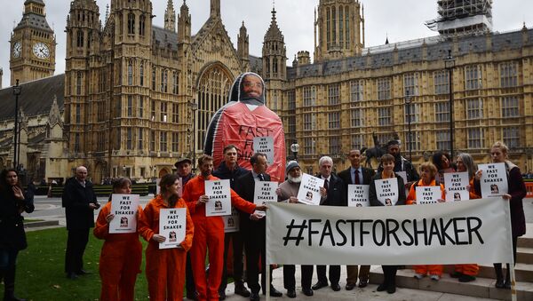 British Labour party Shadow Chancellor John McDonnell (C) stands with supporters at a rally in central London, on October 15, 2015 launching 'Fast For Shaker', a campaign encouraging supporters to fast for 24 hours, a symbolic 24-hour hunger strike, until Guantanamo Bay detainee Shaker Aamer is released. - Sputnik International