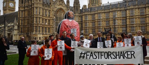 British Labour party Shadow Chancellor John McDonnell (C) stands with supporters at a rally in central London, on October 15, 2015 launching 'Fast For Shaker', a campaign encouraging supporters to fast for 24 hours, a symbolic 24-hour hunger strike, until Guantanamo Bay detainee Shaker Aamer is released. British Labour party Shadow Chancellor John McDonnell (C) stands with supporters at a rally in central London, on October 15, 2015 launching 'Fast For Shaker', a campaign encouraging supporters to fast for 24 hours, a symbolic 24-hour hunger strike, until Guantanamo Bay detainee Shaker Aamer is released. - Sputnik International