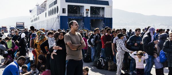 Refugees and migrants line up to board a ferry after arriving on the Greek island of Lesbos on October 16, 2015 Refugees and migrants line up to board a ferry after arriving on the Greek island of Lesbos on October 16, 2015 - Sputnik International