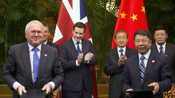 Britain's Chancellor of the Exchequer George Osborne, center left, and Chinese Vice President Ma Kai, center right, applause as they witness a signing ceremony of the 7th China-UK strategic economic dialogue Roundtable on Public-Private Partnerships at Diaoyutai State Guesthouse Monday, Sept. 21, 2015 in Beijing. - Sputnik International