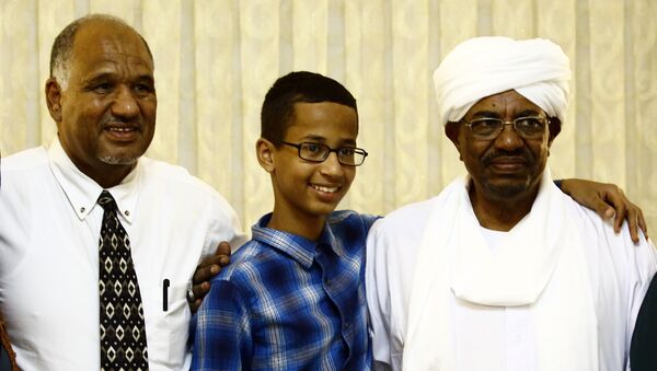 Ahmed Mohamed (C), a 14-year-old US Muslim teenager of Sudanese origin who became an overnight sensation after a Texas teacher mistook his homemade clock for a bomb, poses for a picture with Sudanese President Omar al-Bashir (R) and his father Mohamed Elhassan Mohamed, in Khartoum on October 14, 2015. - Sputnik International