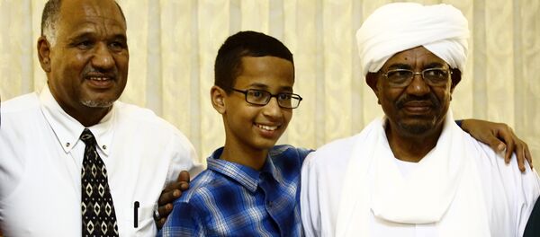 Ahmed Mohamed (C), a 14-year-old US Muslim teenager of Sudanese origin who became an overnight sensation after a Texas teacher mistook his homemade clock for a bomb, poses for a picture with Sudanese President Omar al-Bashir (R) and his father Mohamed Elhassan Mohamed, in Khartoum on October 14, 2015. Ahmed Mohamed (C), a 14-year-old US Muslim teenager of Sudanese origin who became an overnight sensation after a Texas teacher mistook his homemade clock for a bomb, poses for a picture with Sudanese President Omar al-Bashir (R) and his father Mohamed Elhassan Mohamed, in Khartoum on October 14, 2015. - Sputnik International