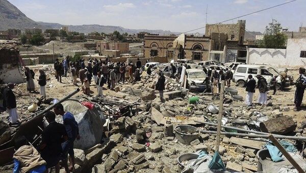 People gather at the site of Saudi-led airstrikes in Sanban, a region in Dhamar province 113 km (70 miles) southeast of the capital, Sanaa, Yemen, Thursday, Oct. 8, 2015. - Sputnik International