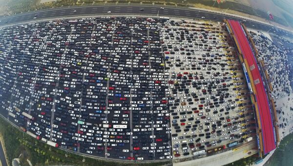 Vehicles are seen stuck in a traffic jam near a toll station as people return home at the end of a week-long national day holiday, in Beijing, China, October 6, 2015 - Sputnik International