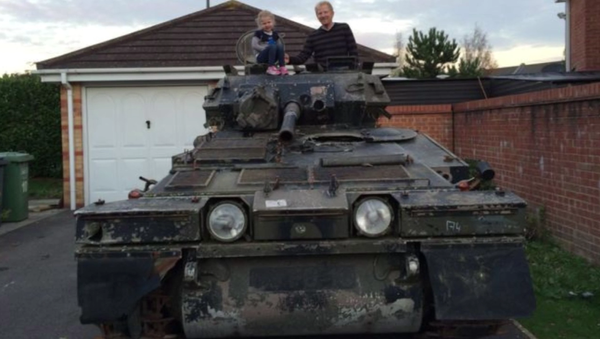 After purchasing a seven-ton tank on an online auction, a British man was forced to move out of his apartment as he couldn’t find enough space to park his armored vehicle, ITV News reported. - Sputnik International