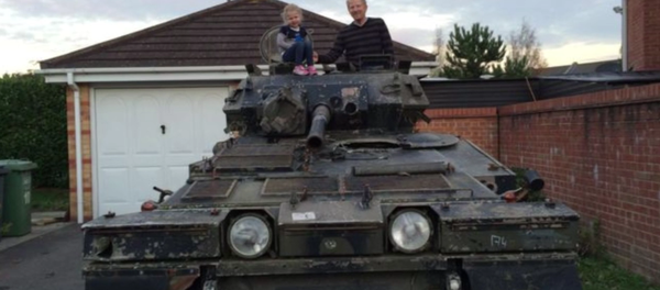 After purchasing a seven-ton tank on an online auction, a British man was forced to move out of his apartment as he couldn’t find enough space to park his armored vehicle, ITV News reported. - Sputnik International