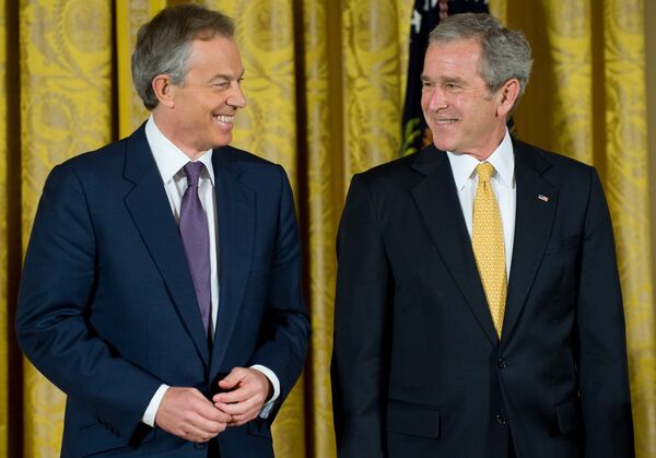 Former US President George W. Bush smiles alongside former British Prime Minister Tony Blair. - Sputnik International