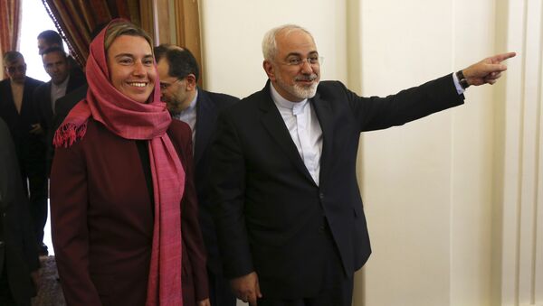 Iranian Foreign Minister Mohammad Javad Zarif, right, gestures with European Union foreign policy chief Federica Mogherini. - Sputnik International