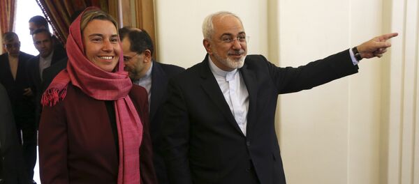 Iranian Foreign Minister Mohammad Javad Zarif, right, gestures with European Union foreign policy chief Federica Mogherini. - Sputnik International