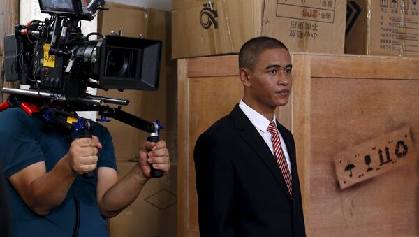 Xiao Jiguo, a 29-year-old actor from China's Sichuan province who impersonates U.S. President Barack Obama, prepares to act at a film site in the southern Chinese city of Guangzhou September 18, 2015. - Sputnik International