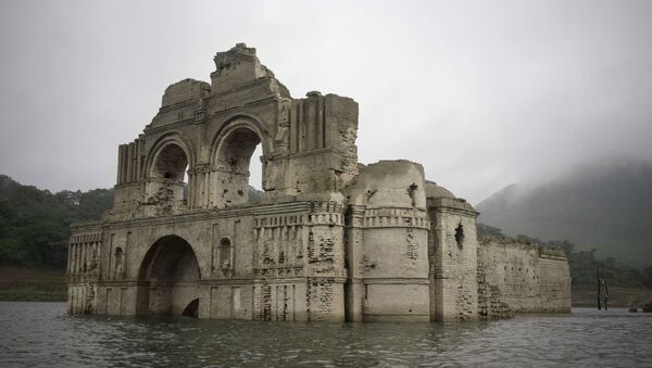 The remains of a mid-16th century church known as the Temple of Santiago, as well as the Temple of Quechula, is visible from the surface of the Grijalva River, which feeds the Nezahualcoyotl reservoir, due to the lack of rain near the town of Nueva Quechula, in Chiapas state, Mexico, Friday, Oct. 16, 2015. - Sputnik International