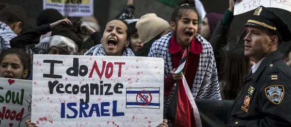A demonstrator chants slogans during a pro-Palestinian protest in Times Square, in the Manhattan borough of New York, October 18, 2015 A demonstrator chants slogans during a pro-Palestinian protest in Times Square, in the Manhattan borough of New York, October 18, 2015 - Sputnik International
