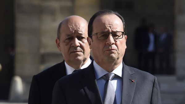 French President Francois Hollande and Defence Minister Jean-Yves Le Drian (back) - Sputnik International