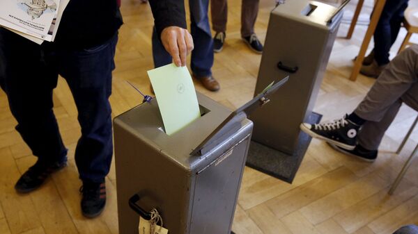 People cast their vote in a school house in Bern, Switzerland, October 18, 2015. - Sputnik International