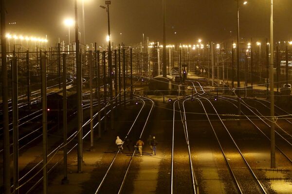 Migrants run after crossing a fence as they attempt to access the Channel Tunnel in Frethun, near Calais, France, August 4, 2015. - Sputnik International