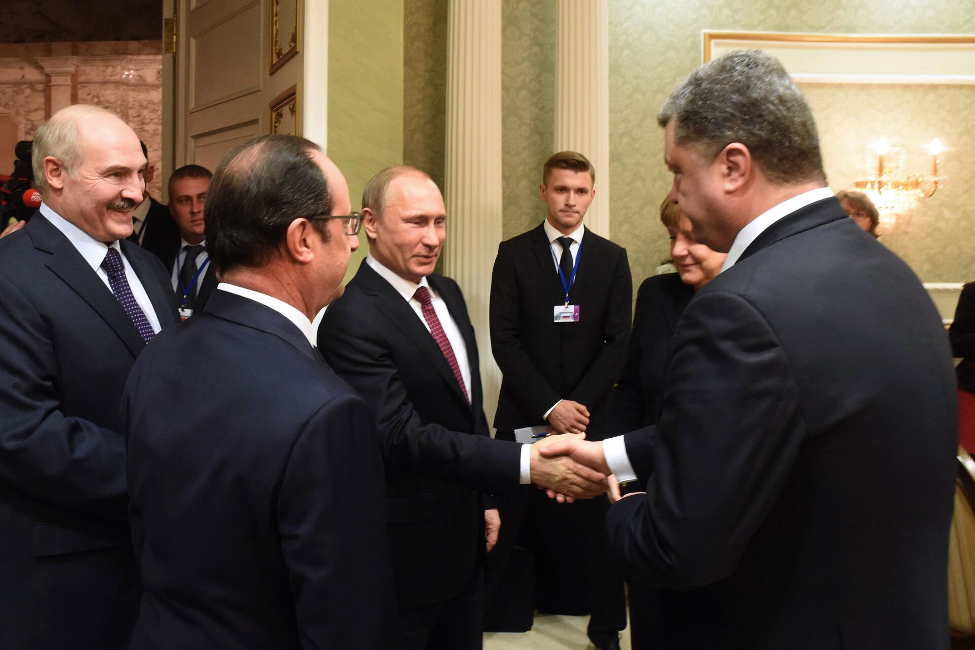 Russian President Vladimir Putin (C) shakes hands with Ukrainian President Petro Poroshenko (R) during a meeting on February 11, 2015 in Minsk - Sputnik International, 1920, 10.04.2022