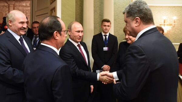 Russian President Vladimir Putin (C) shakes hands with Ukrainian President Petro Poroshenko (R) during a meeting on February 11, 2015 in Minsk - Sputnik International