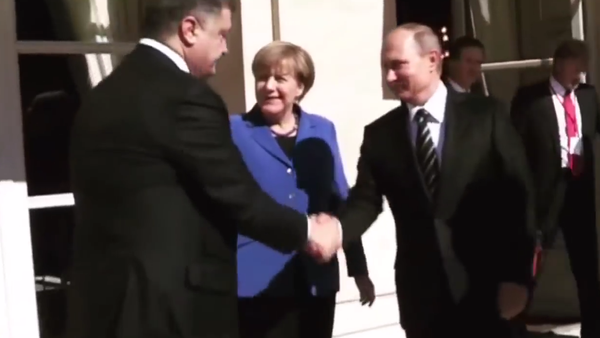 Russian President Vladimir Putin shakes hands with Ukrainian President Petro Poroshenko - Sputnik International