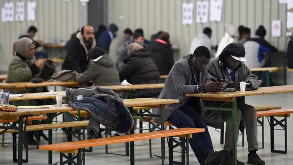 Migrants use their cell phones in a canteen in a refugee camp in Celle, Lower-Saxony, Germany October 15, 2015. - Sputnik International
