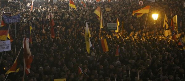 People gather for an anti-immigration demonstration organised by rightwing movement Patriotic Europeans Against the Islamisation of the West (PEGIDA) in Dresden, Germany October 19, 2015. - Sputnik International