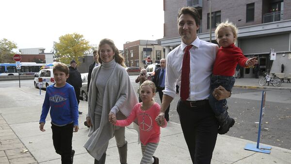Liberal leader Justin Trudeau arrives at the polling station with his wife and children. - Sputnik International