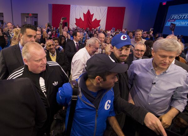 Stephen Harper leaves his rally as Rob Ford looks on. - Sputnik International