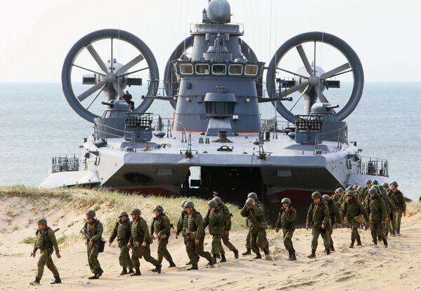 The air-cushion small landing ship Mordovia and servicemen of coastal defence troops at the Baltic Fleets's range in Kaliningrad Region The air-cushion small landing ship Mordovia and servicemen of coastal defence troops at the Baltic Fleets's range in Kaliningrad Region - Sputnik International