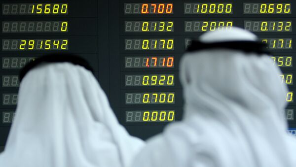 Bahraini traders watch the trading board - Sputnik International